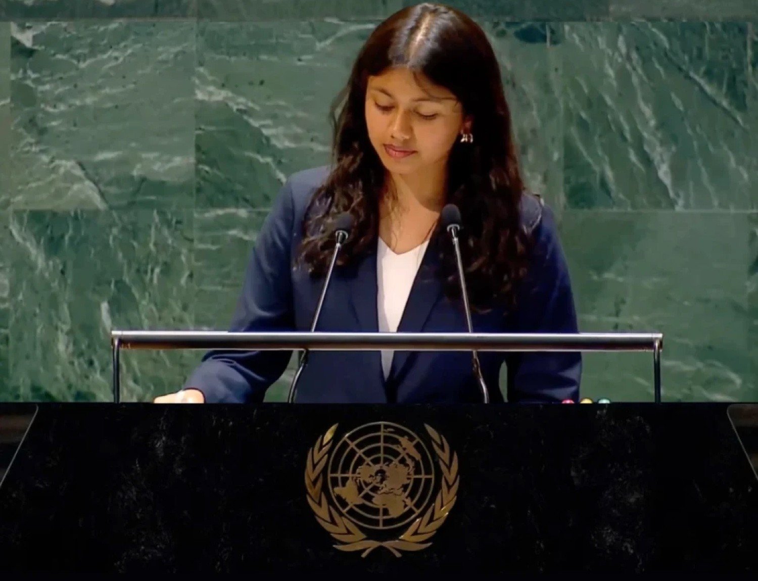 Suhani Gupta addressing the United Nations General Assembly on AI and mental health